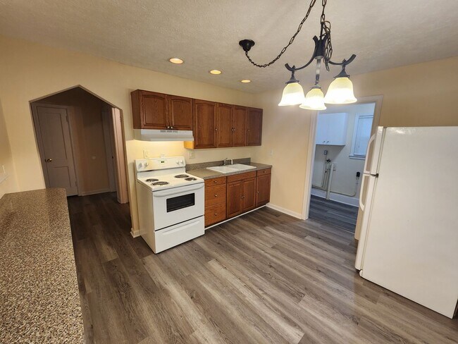 Building Photo - Adorable 2 bedroom with updates and washer/dryer hook-ups