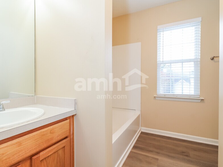 Building Photo - 56 Sandy Pointe Dr