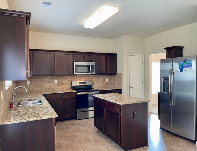 Building Photo - Spacious, Immaculate 4 Bed/2.5 Bath Home i...