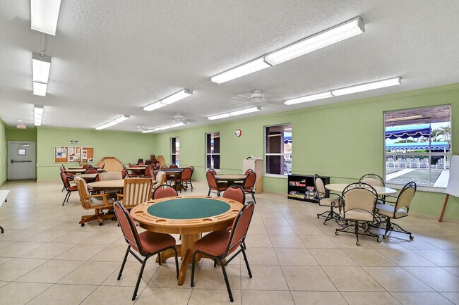 Building Photo - 504 Davis Rd