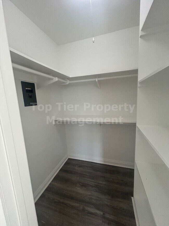 Building Photo - **Ground-Floor 1 Bed / 1 Bath Condo Near S...