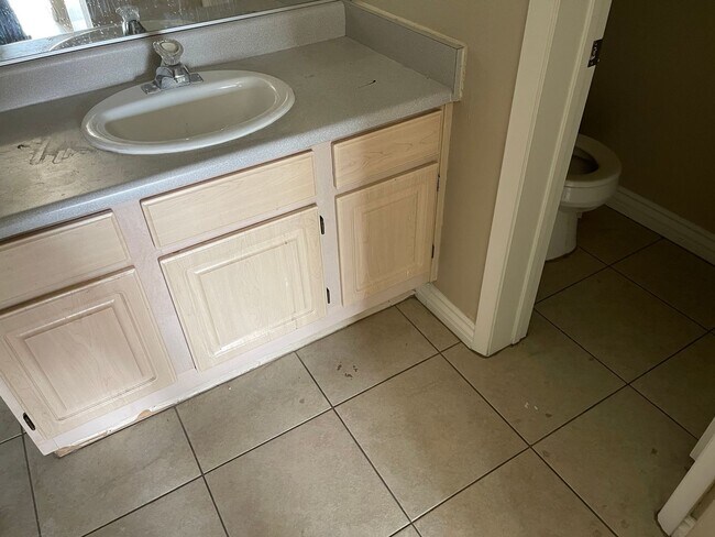 Building Photo - Spacious Condo with Loft & 2-Car Garage – Minutes from the Strip!