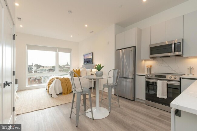 Building Photo - 1421 E Columbia Ave