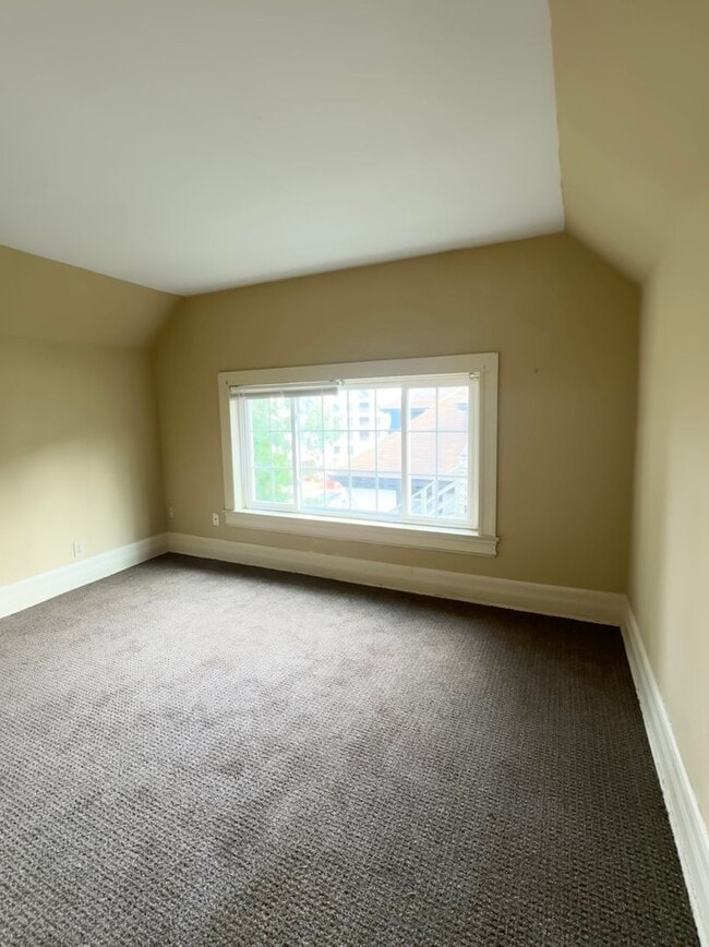Building Photo - 112 N 38th Ave