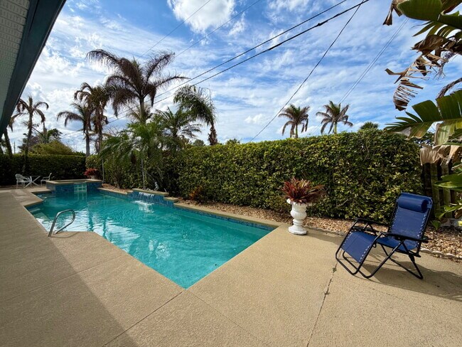 Building Photo - Gorgeous Pool Home in Satellite Beach!!
