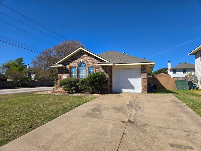 Building Photo - College Station - 3 bedroom / 2 bath / Garage / Fenced in back yard.