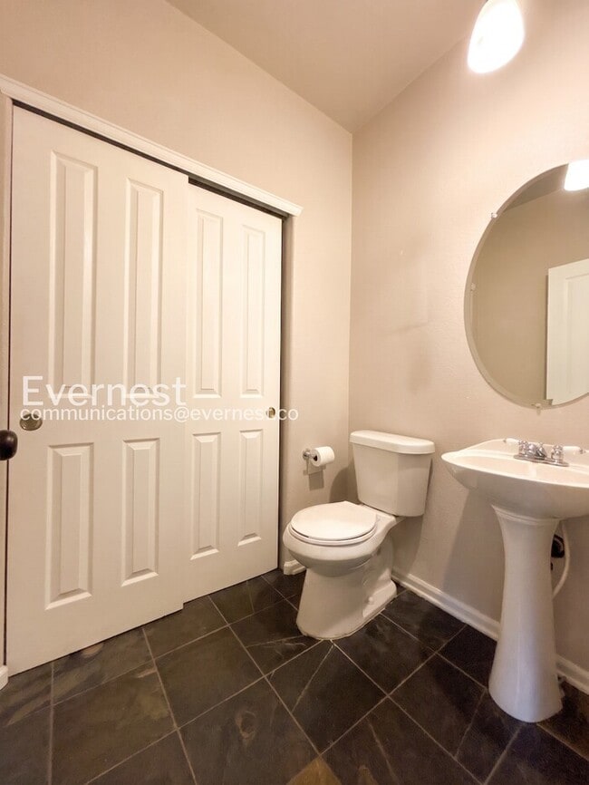 Building Photo - 2 Bed/2.5 Bath Townhome with Fenced Yard & Garage / Available Soon!