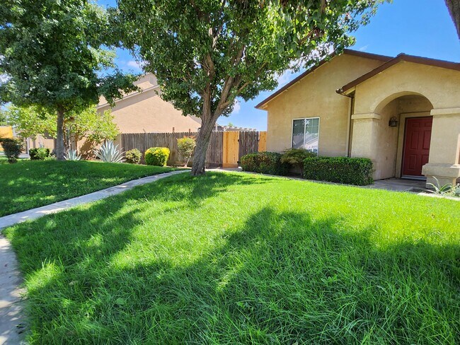 Building Photo - 682 W Forest St