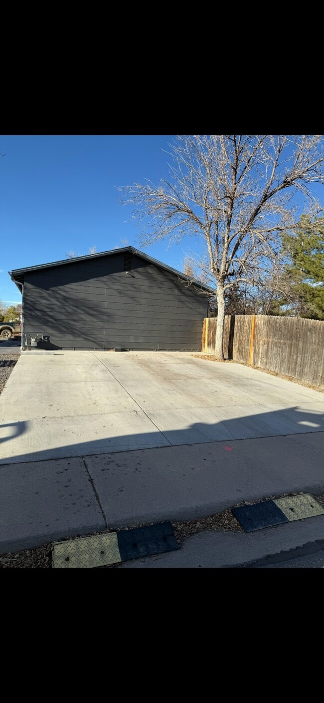 Building Photo - 11175 Dexter Dr