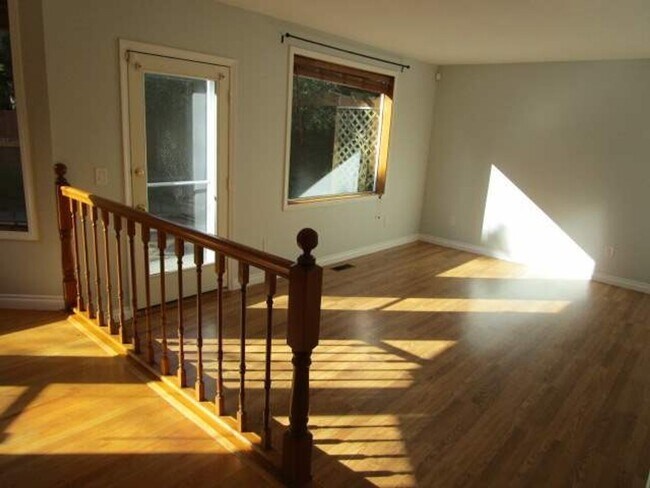 Building Photo - 4 Bedroom, 2.5 Bathroom Artondale area home