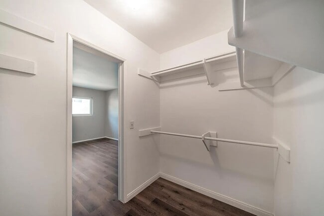 Building Photo - Beautiful Renovated 1 Bedroom Condo with Many Upgrades! Private Balcony! Pool on Site!