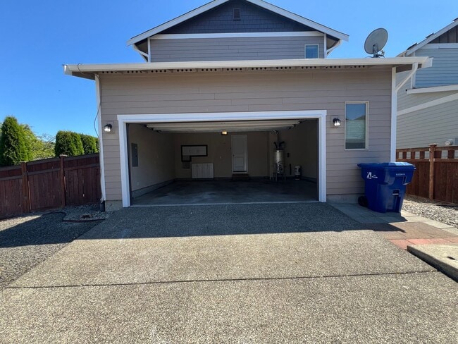 Building Photo - LIKE NEW Truly a MUST SEE! Move-in Ready