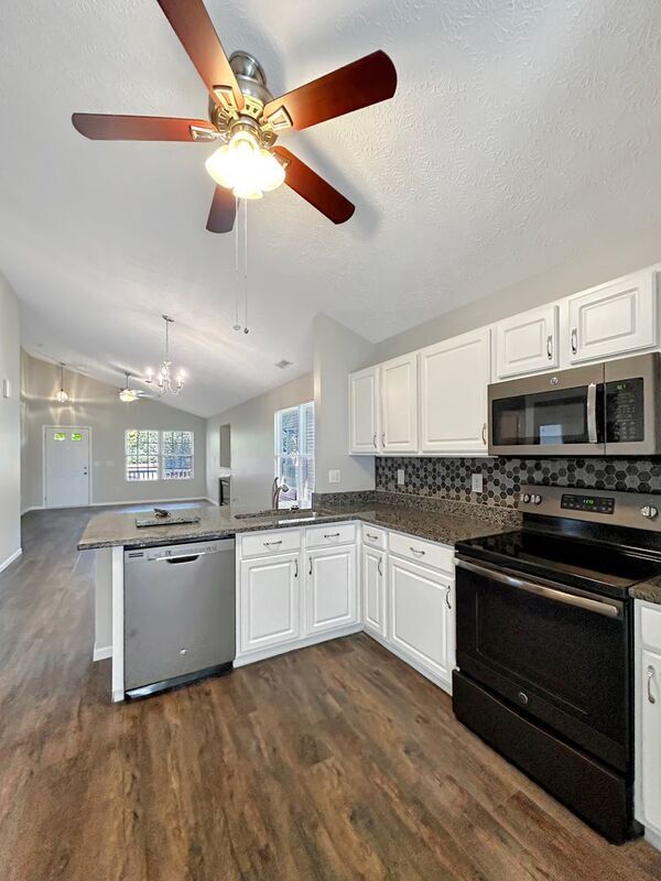 Building Photo - 5321 Miramar Dr