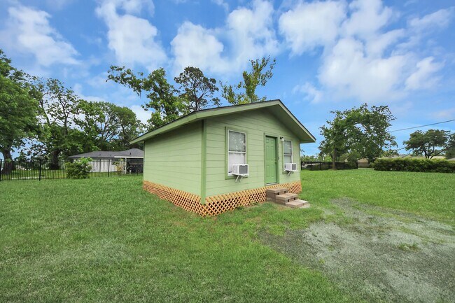 Building Photo - 17111 River Rd