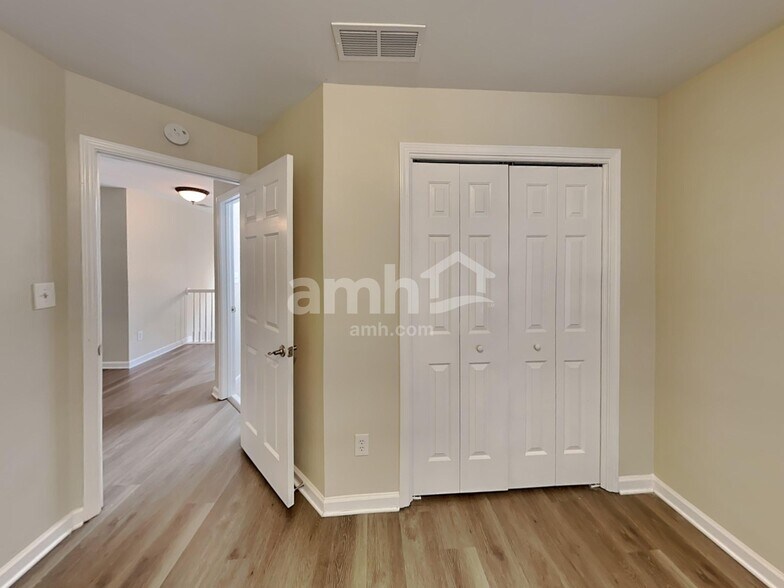 Building Photo - 521 Autumn Walk