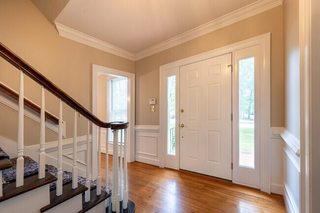 Building Photo - 4135 Knollcrest Cir N