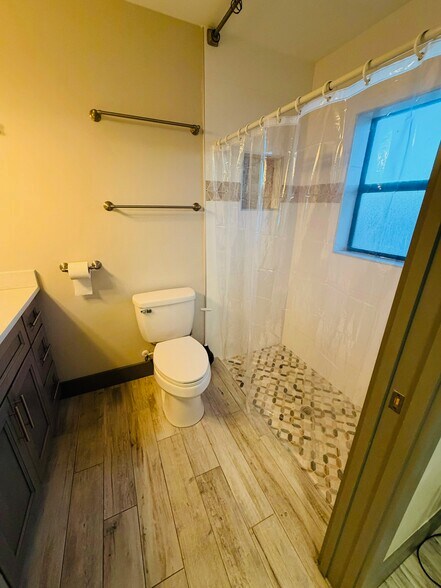 Building Photo - 2116 NE 8th Pl