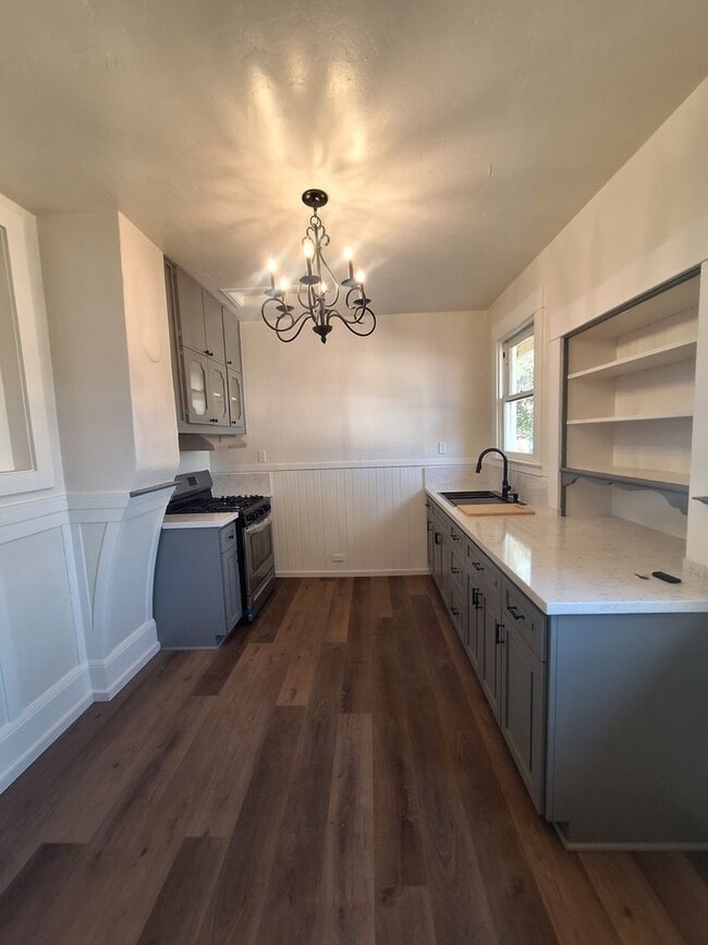 Building Photo - MUST SEE 1+ BEDROOM 1 BATH REMODLED