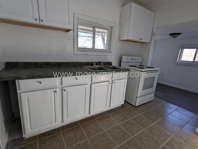 Building Photo - 546 E Jenkins Ave