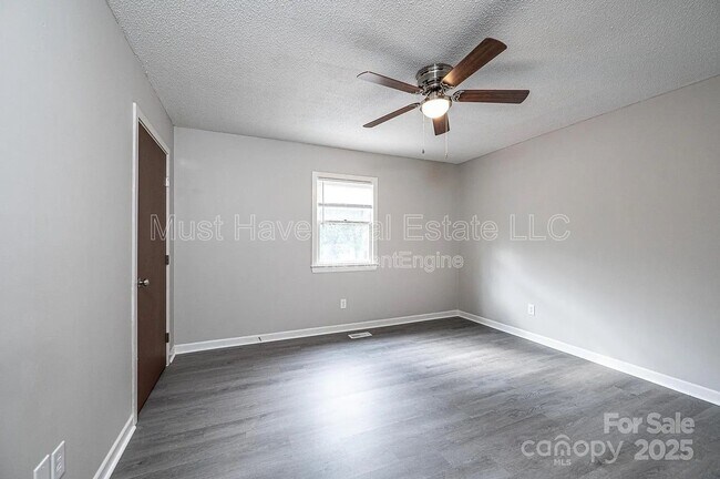 Building Photo - 1051 3rd St SE