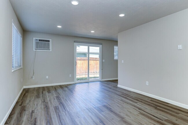 Building Photo - Beautifully Renovated 2 Bed, 1 Bath Townhouse – Available July 1st!