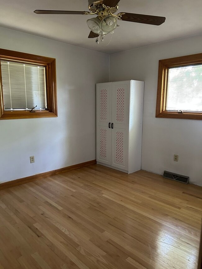 Building Photo - 604 W Van Buren St
