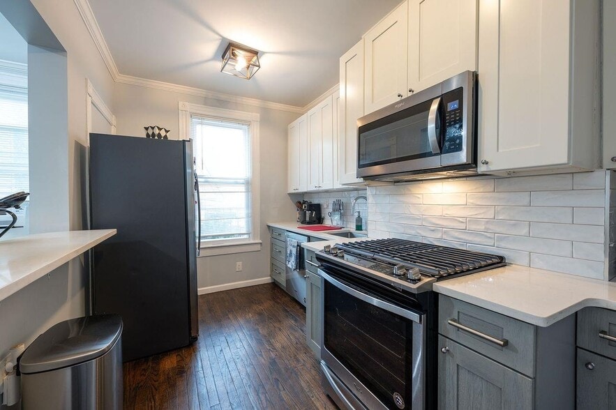 Building Photo - 68 Zabriskie St