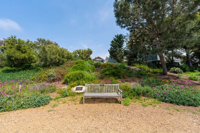 Building Photo - Top Floor 1 bedroom apartment Hermosa Beach