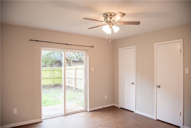 Building Photo - 700 Navarro Dr