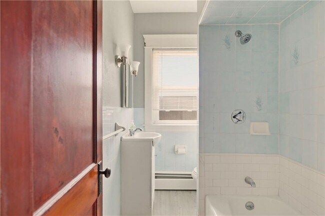 Building Photo - 984 York Ave