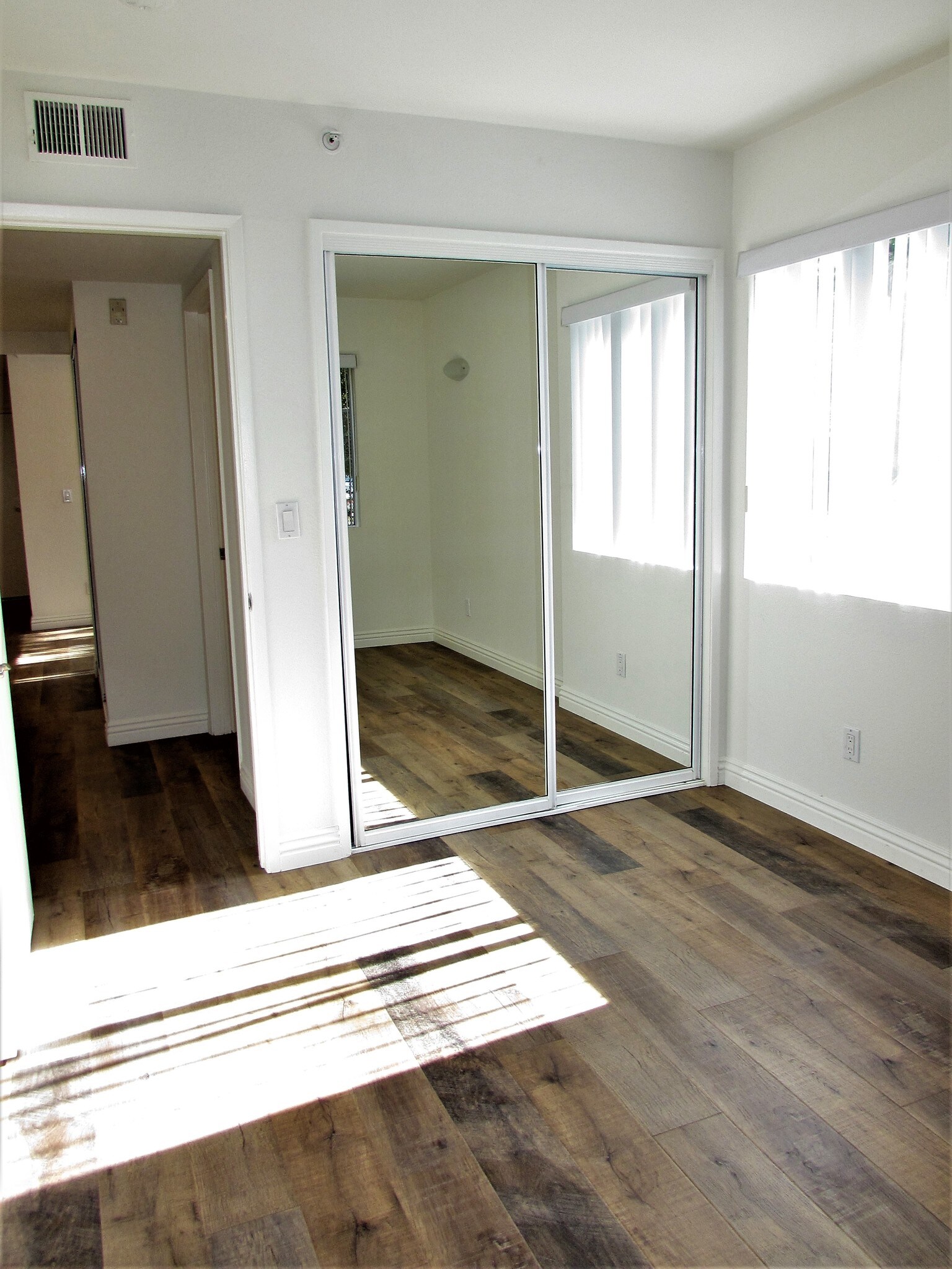 Building Photo - 557 W Stocker St