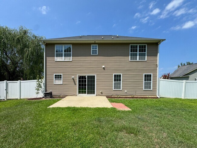 Building Photo - Beautifully Maintained 3 Bed 2.5 Bath West Gate Home