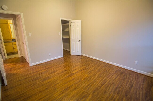 Building Photo - 2300 Augusta Dr
