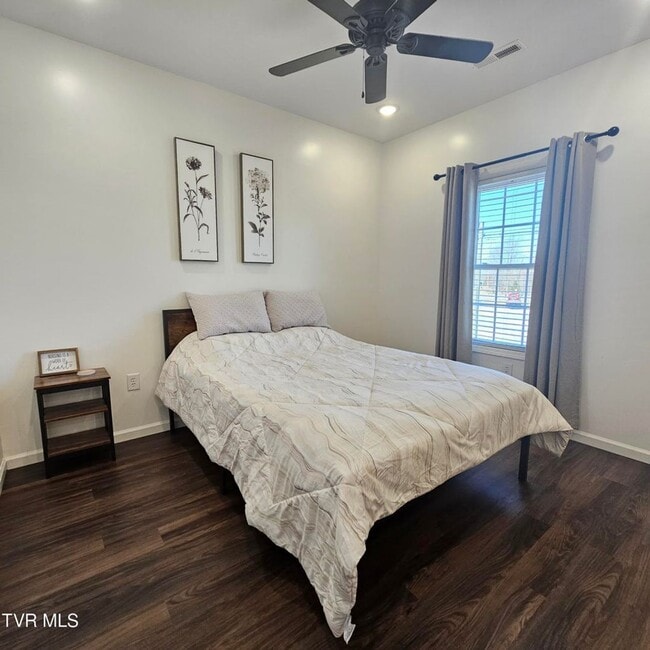 Building Photo - Modern 2-bedroom, 2 bathroom apartment convienent location