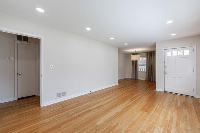 Building Photo - 1238 Lindenwood Ln NE