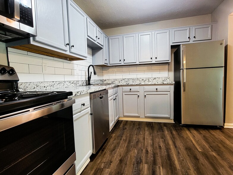 Tanglewood Kitchen 2 - Tanglewood Apartments