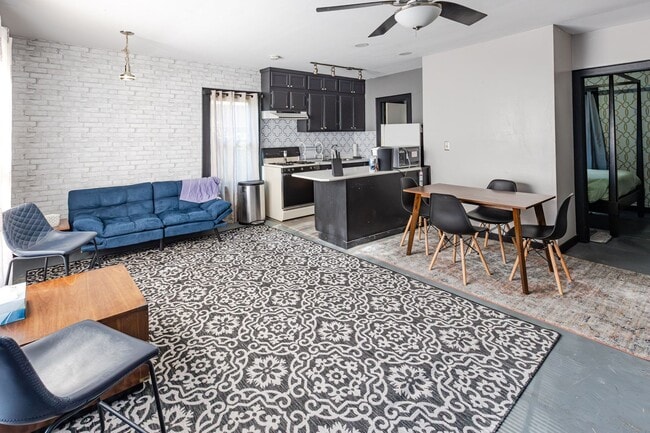 Building Photo - Fully Furnished Apartment in Historic Tracy Park