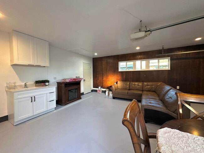 Building Photo - Beautiful 4 Bed / 3 Bath Home in Garden Grove For Rent