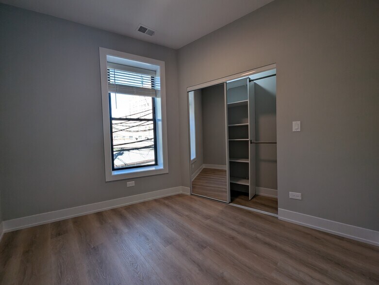 Building Photo - 428 W Belden Ave