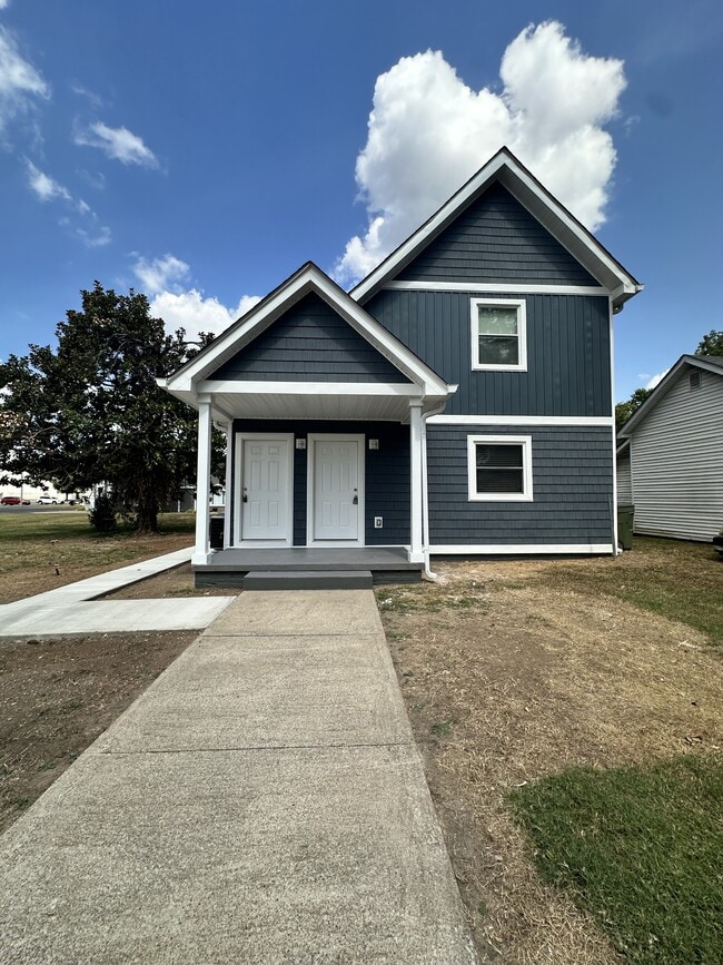 Primary Photo - 208 E 17th St