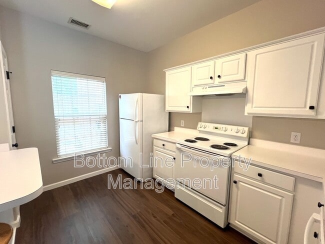 Building Photo - 3279 Mannington Dr