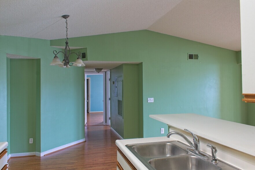 Building Photo - 2269 Essex Dr