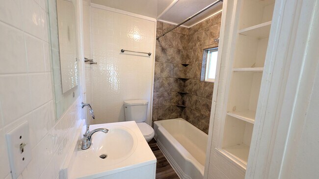 Building Photo - 1-2 bedroom Lakeside home