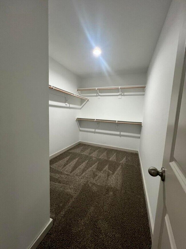 Building Photo - 10518 Aberdeen Ave