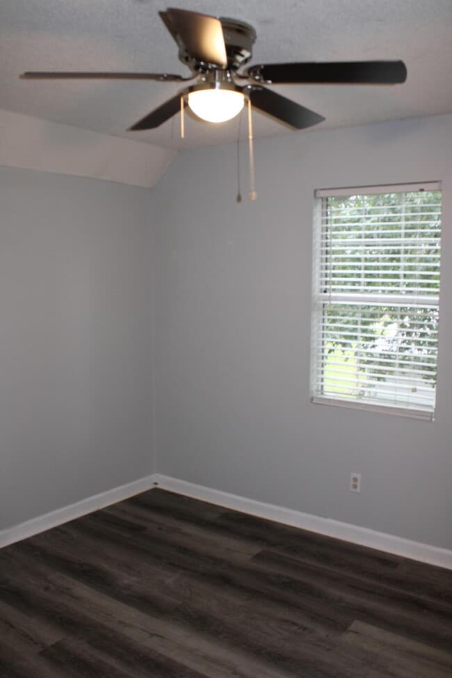 Building Photo - 810 S Willowick Dr