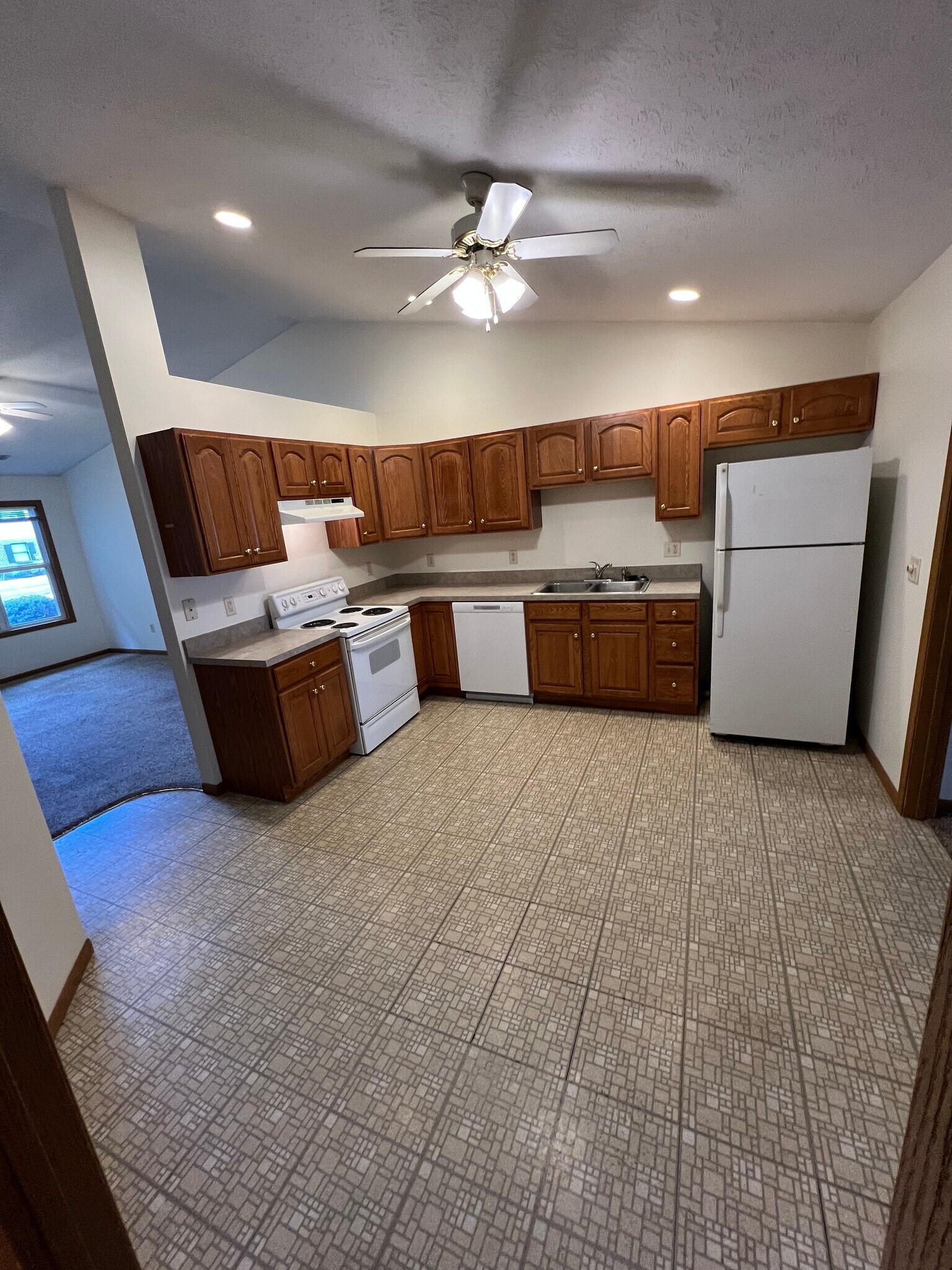 Building Photo - 1295 Chestnut Dr