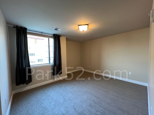Building Photo - 1 Bed 1.5 Bath Theater District Condo + Amenities