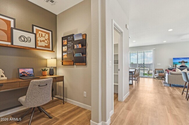 Building Photo - 6218 S 47th Ln