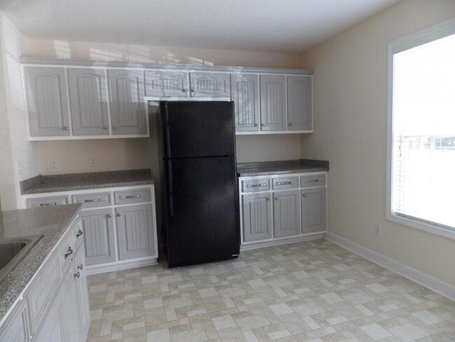 Building Photo - 305 Sterling Ct