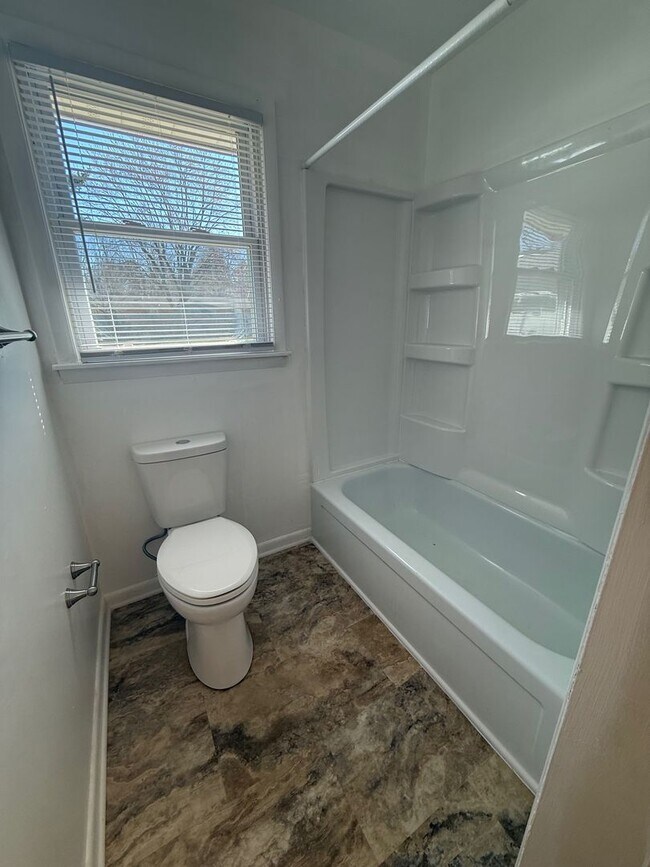 Building Photo - 104-104 N Birchwood Dr